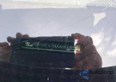 2021 Toyota Rav4 Xle z USA, uszkodzony, nr VIN JTMP1RFV7MD069009